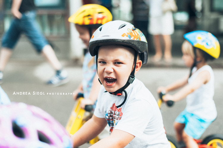 Das ist schon mein zweites Rad (Laufrad, Anm.) zum Geburstag. Damit kann ich ganz schnell laufen. Das ist lustig. Das alte ist im Keller. Ich fahre lieber Slalom als gerade. (Lukas, 3 Jahre)