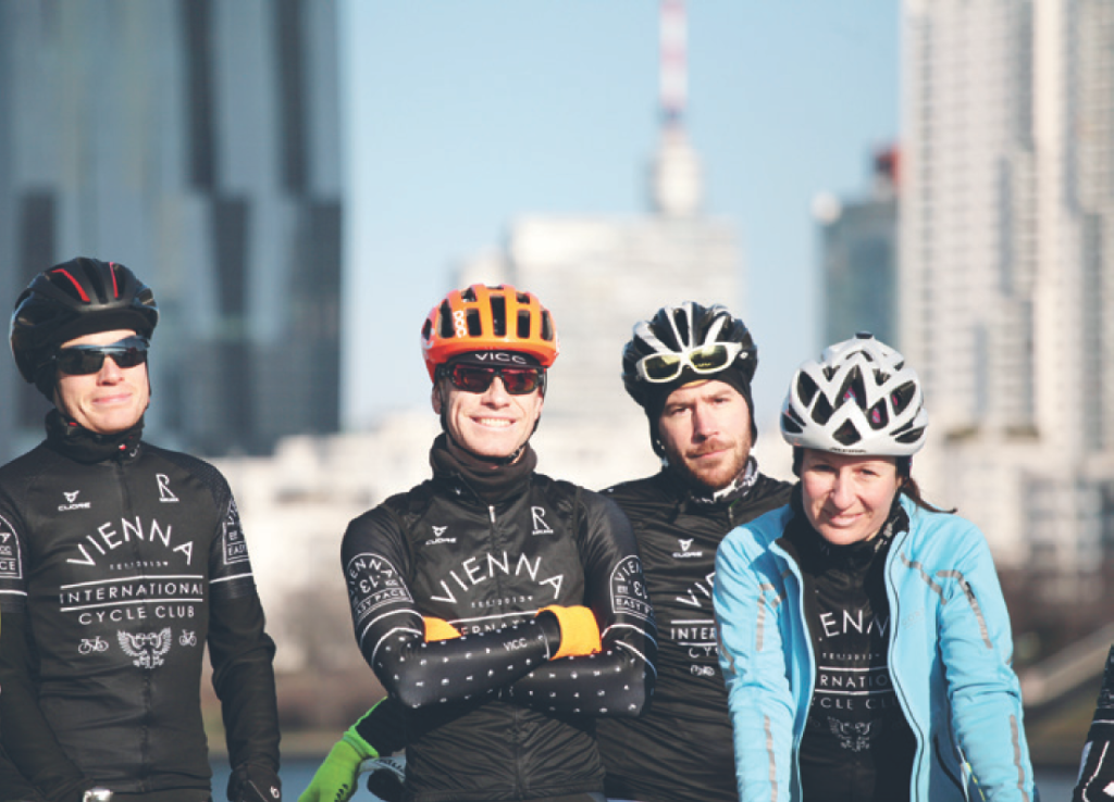 Stuart Marven (mit orangem Radhelm) und andere Mitglieder des VICC posieren auf der Wiener Donauinsel