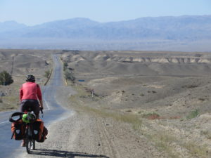 Kazachstan vor Almaty, Bettina, eindrucksvolle Ebene wird von Gebirgszügen durchkreuzt