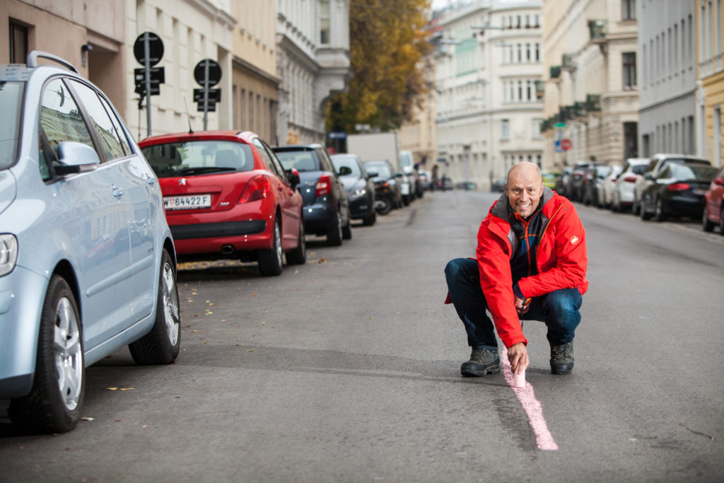 Tilman Wetter zeichnet die ideale Fahrlinie auf den Asphalt. Foto: Peter Provaznik