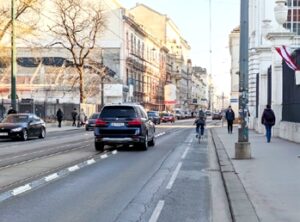 Währingerstraße, Wien, vorbildlich überholendes Auto