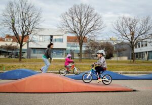 Kinder am Radspielplatz