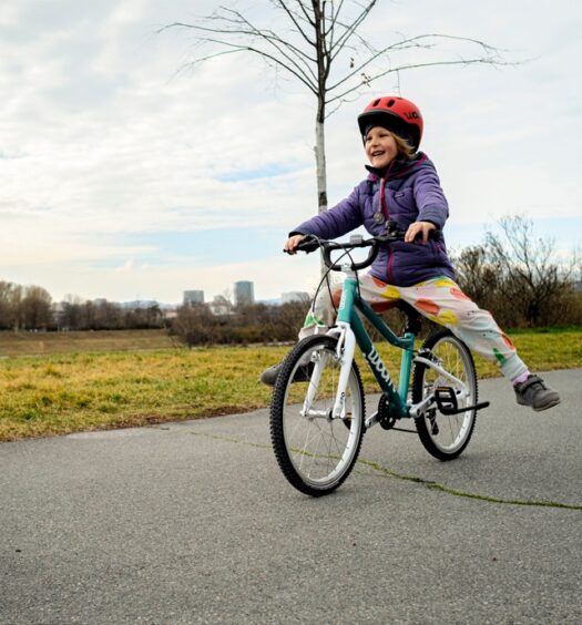 Kind lern Radfahren