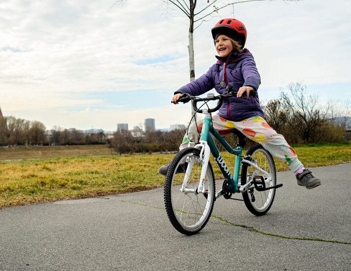 Kind lern Radfahren