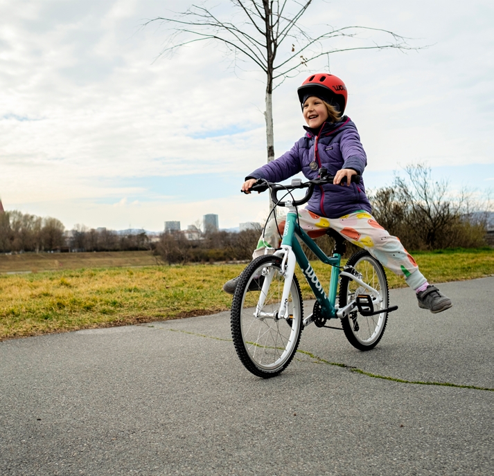 Kind lern Radfahren