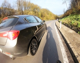 Knapp überholendes Auto